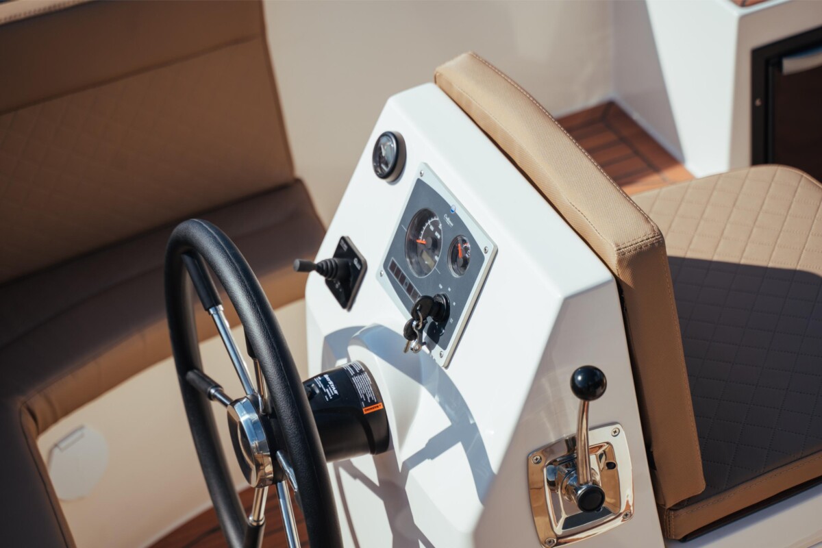 Lifestyle 600 Tender, stuurwiel en dashboard boot
