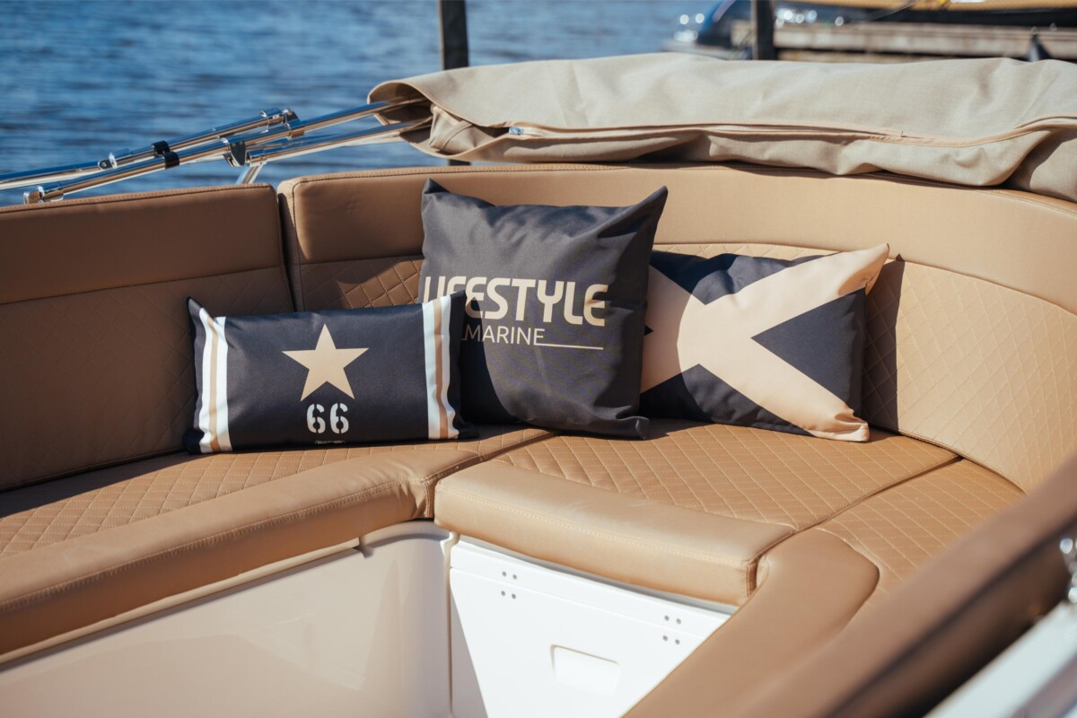 Lifestyle 600 Tender, zitbank met kussens boot