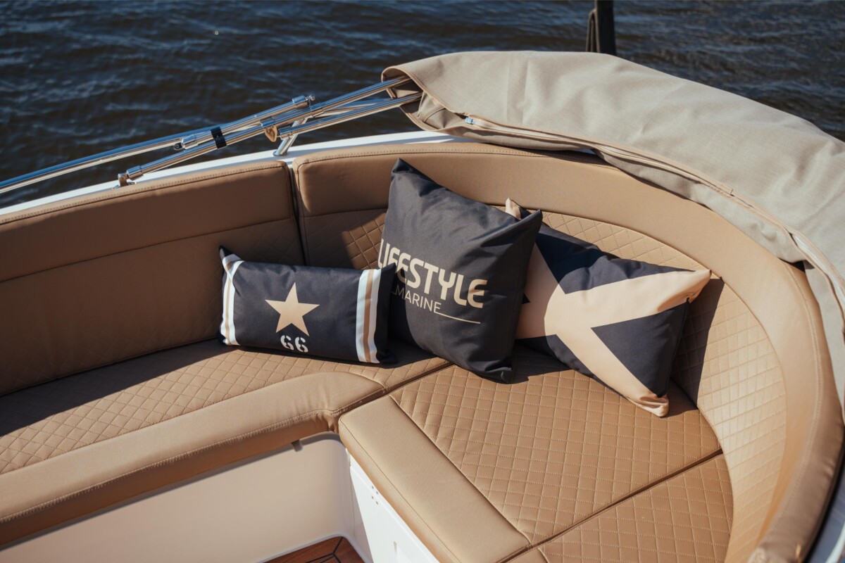 Lifestyle 600 Tender, zitbank met kussens boot