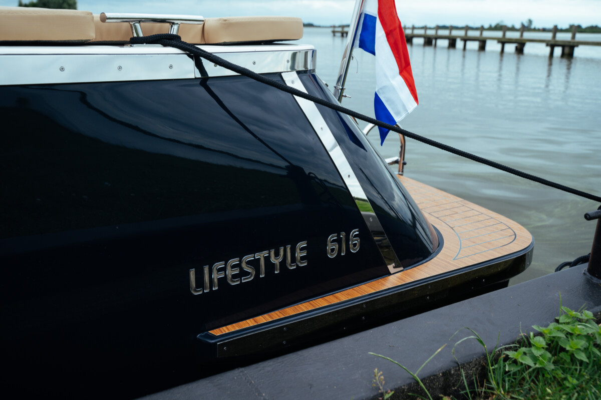 Lifestyle 616 Tender, achtersteven boot met vlag