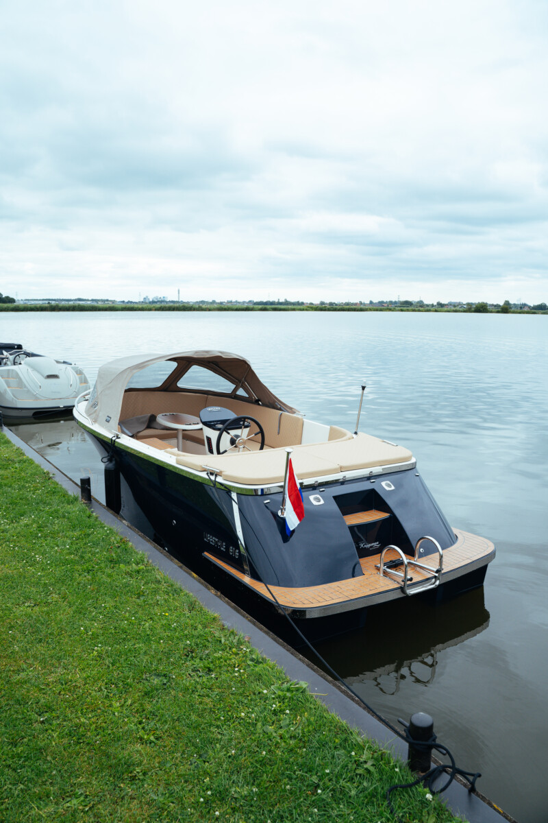 Lifestyle 616 Tender, boot afgemeerd aan kade