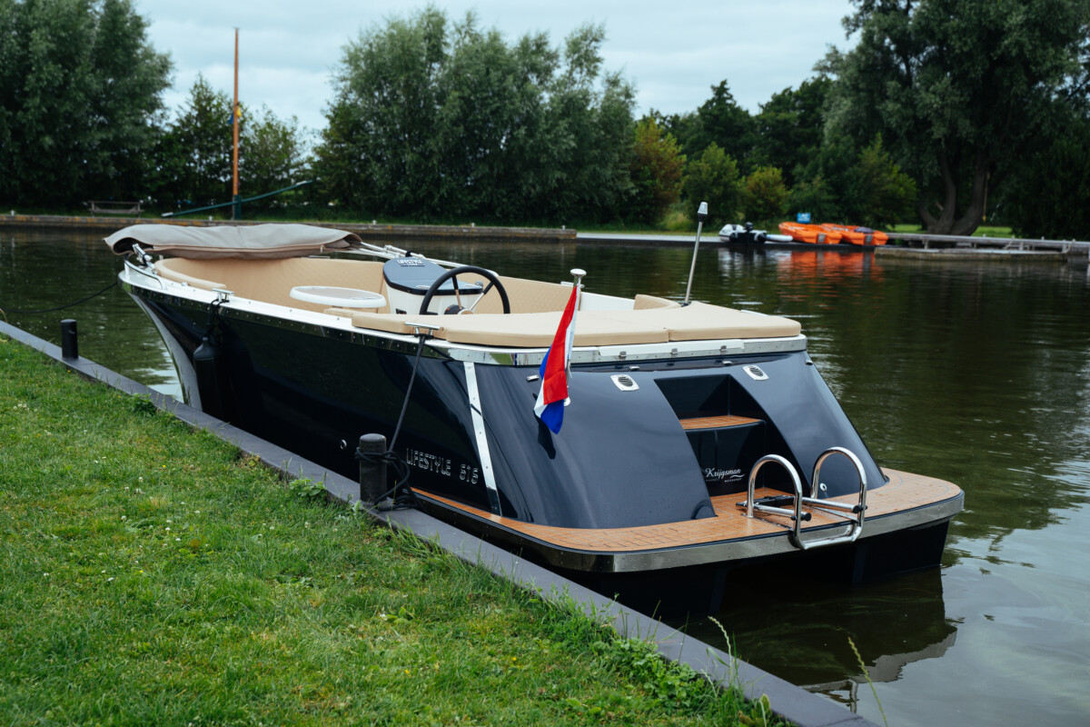 Lifestyle 616 Tender, boot afgemeerd aan kade