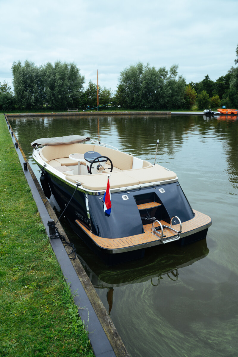 Lifestyle 616 Tender, boot afgemeerd aan steiger
