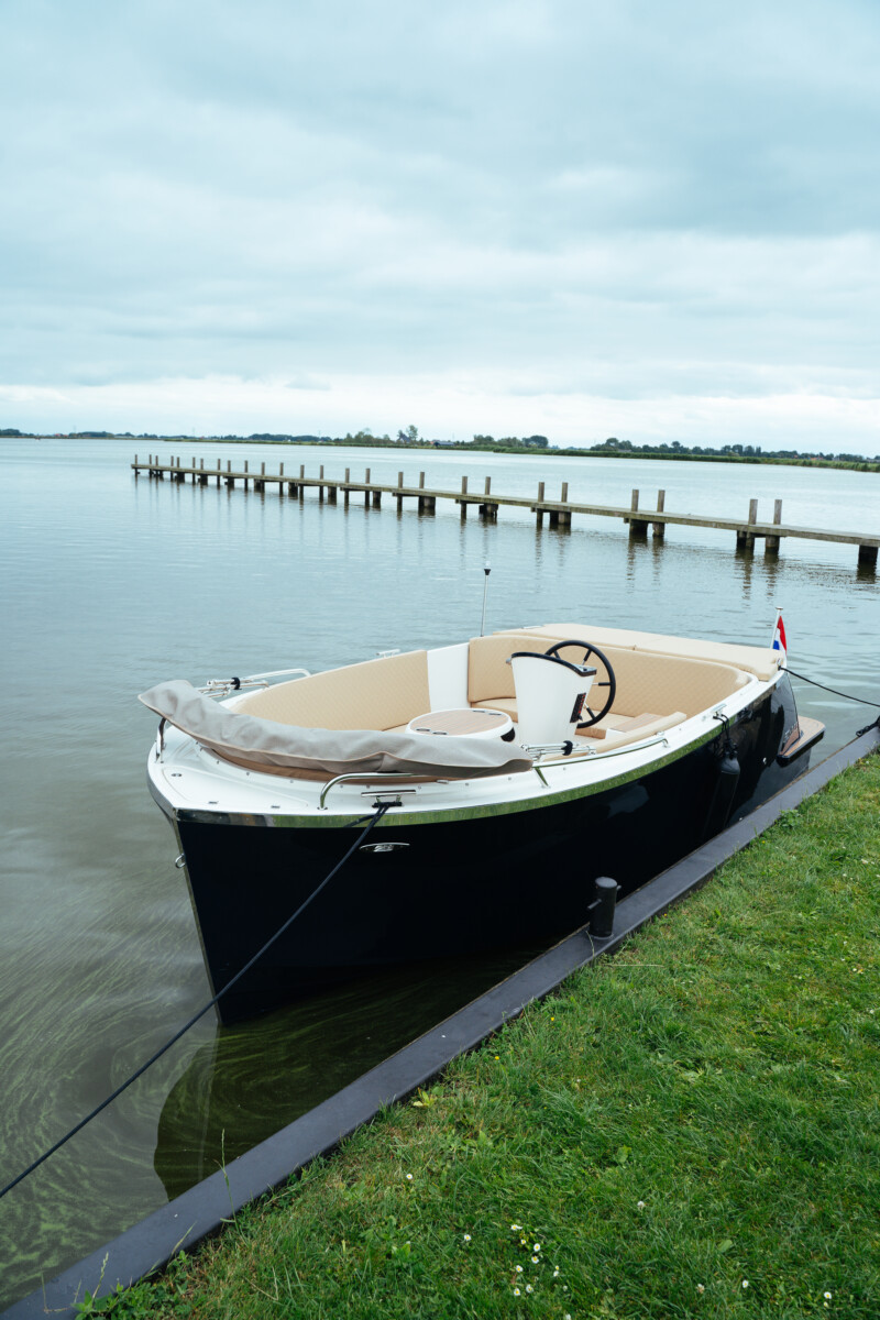Lifestyle 616 Tender, boot afgemeerd bij steiger