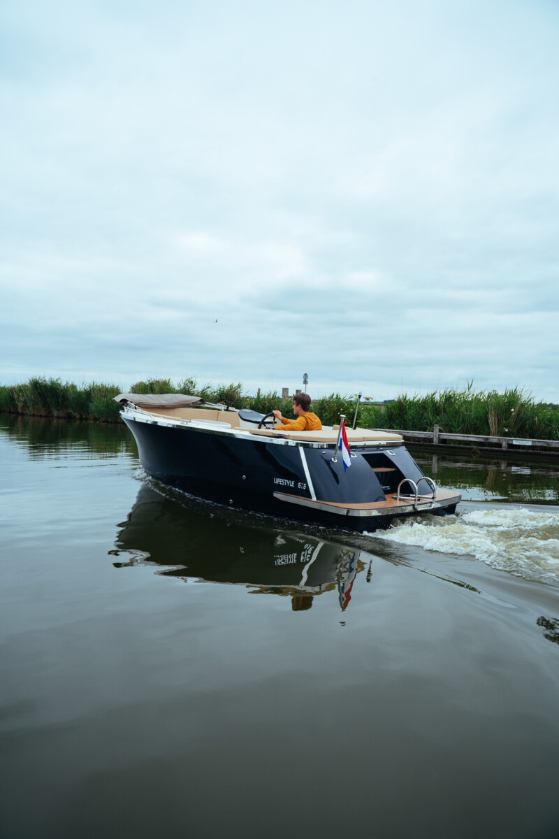 Lifestyle 616 Tender, boot varend op vaarwater