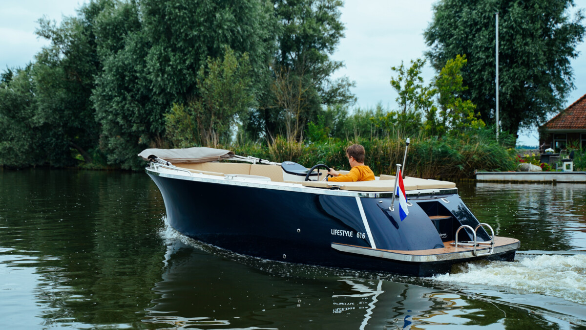Lifestyle 616 Tender, boot varend op water