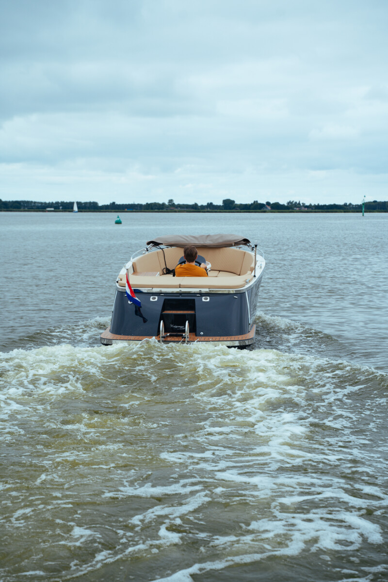 Lifestyle 616 Tender, boot varend op water