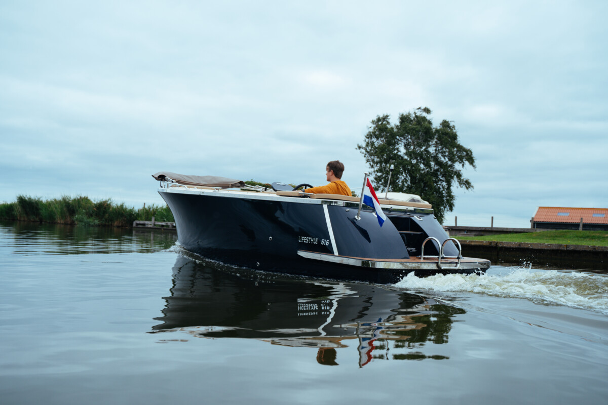 Lifestyle 616 Tender, boot varend op water