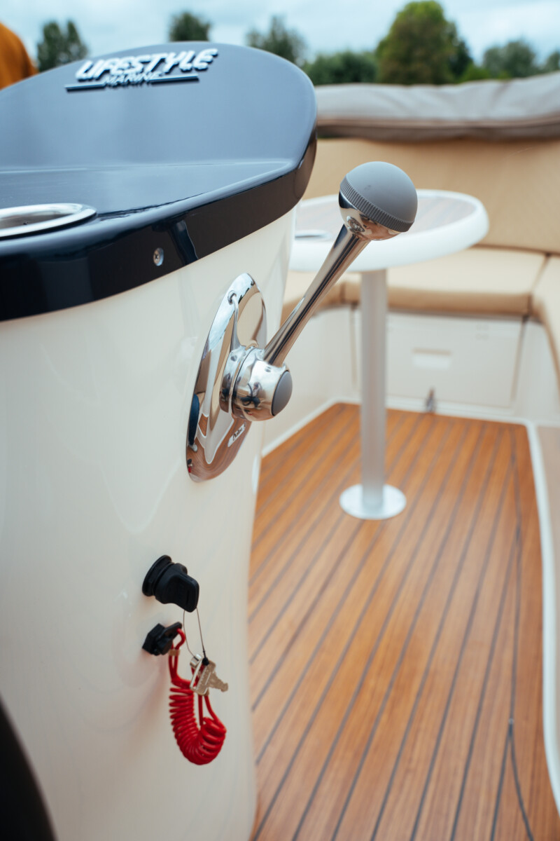 Lifestyle 616 Tender, gashendel en teakdek boot