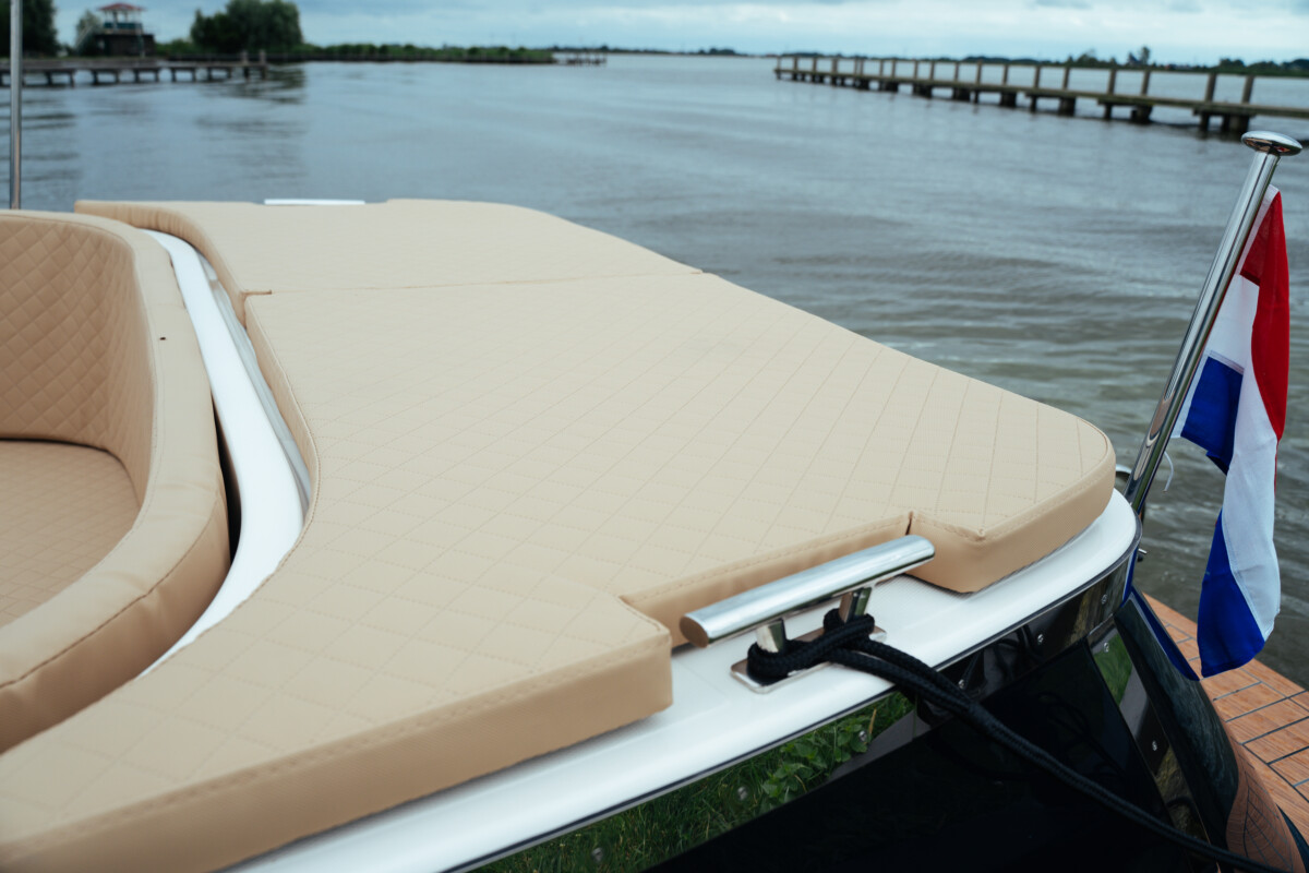 Lifestyle 616 Tender, kussens op boot met vlag