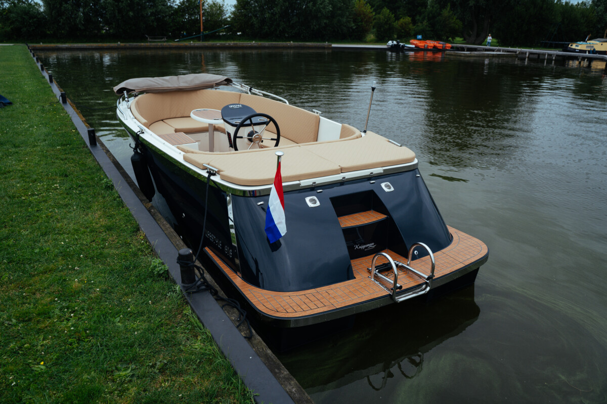 Lifestyle 616 Tender, sloep afgemeerd aan kade