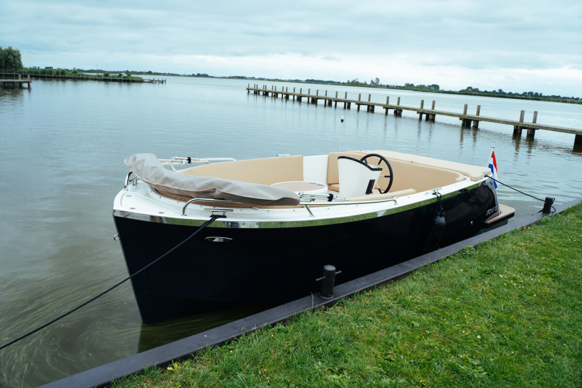 Lifestyle 616 Tender, sloep afgemeerd aan steiger