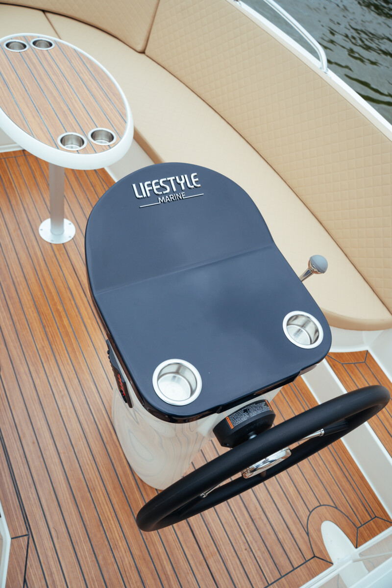 Lifestyle 616 Tender, stuurstand met stuurwiel bovenaanzicht