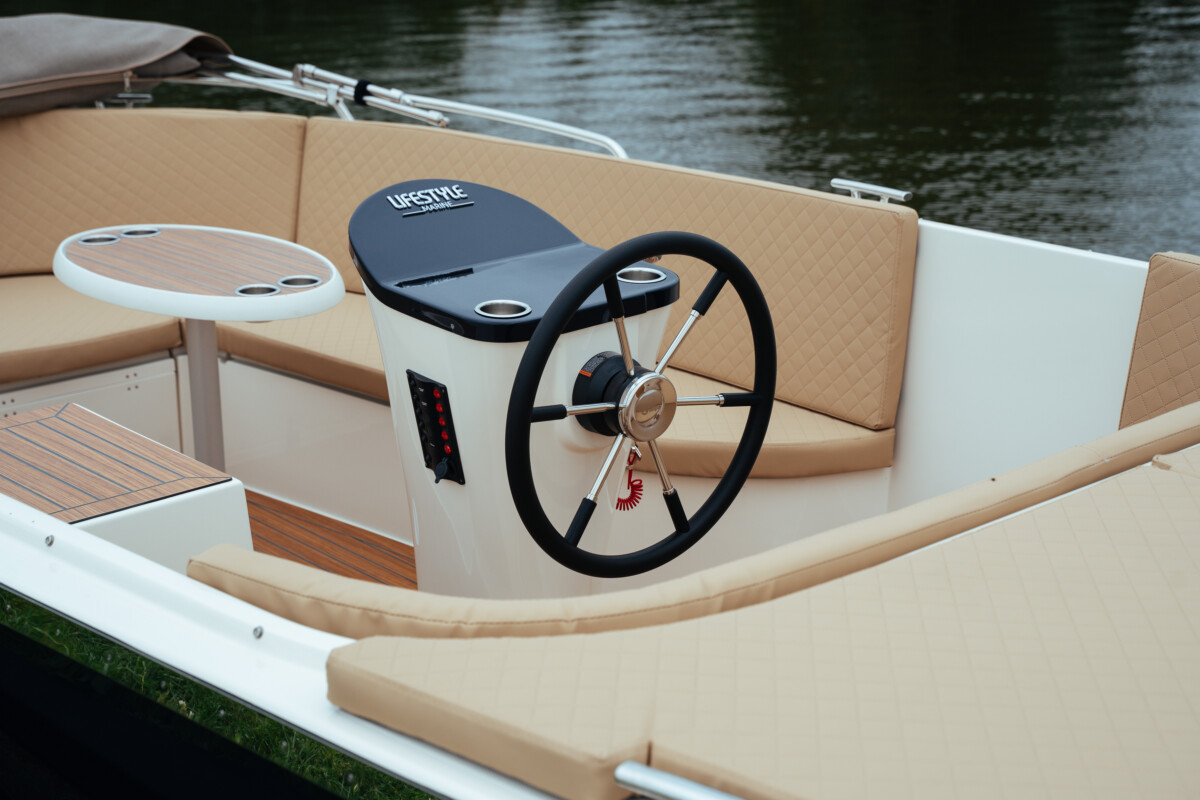 Lifestyle 616 Tender, stuurstand met stuurwiel en tafel