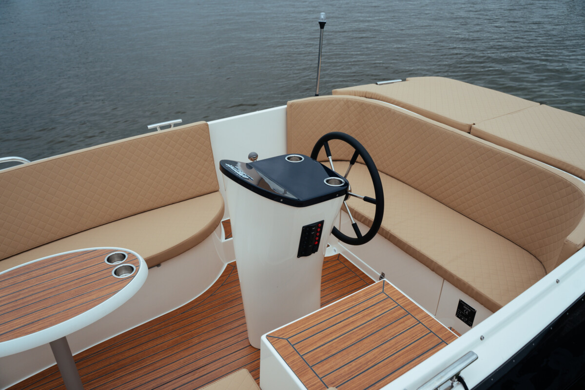 Lifestyle 616 Tender, stuurstand met zitbanken en tafel