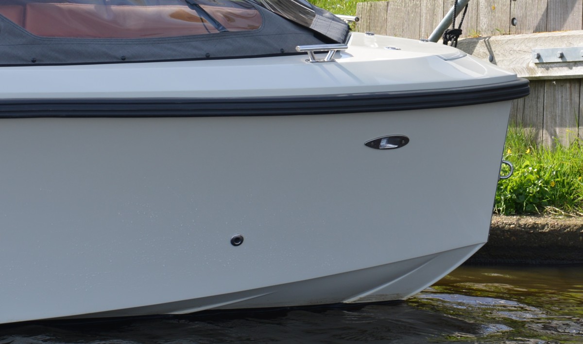 Lifestyle 625 Tender, boeg van boot bij steiger