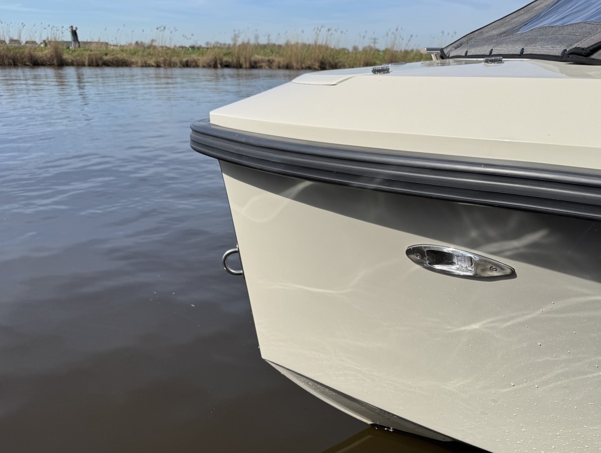 Lifestyle 625 Tender, boeg van boot bij water
