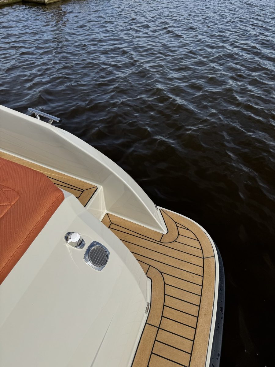 Lifestyle 625 Tender, boeg van boot op water