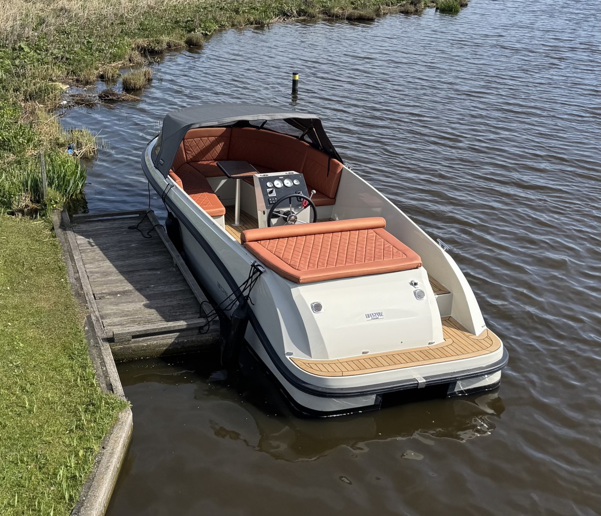 Lifestyle 625 Tender, boot aangemeerd bij steiger