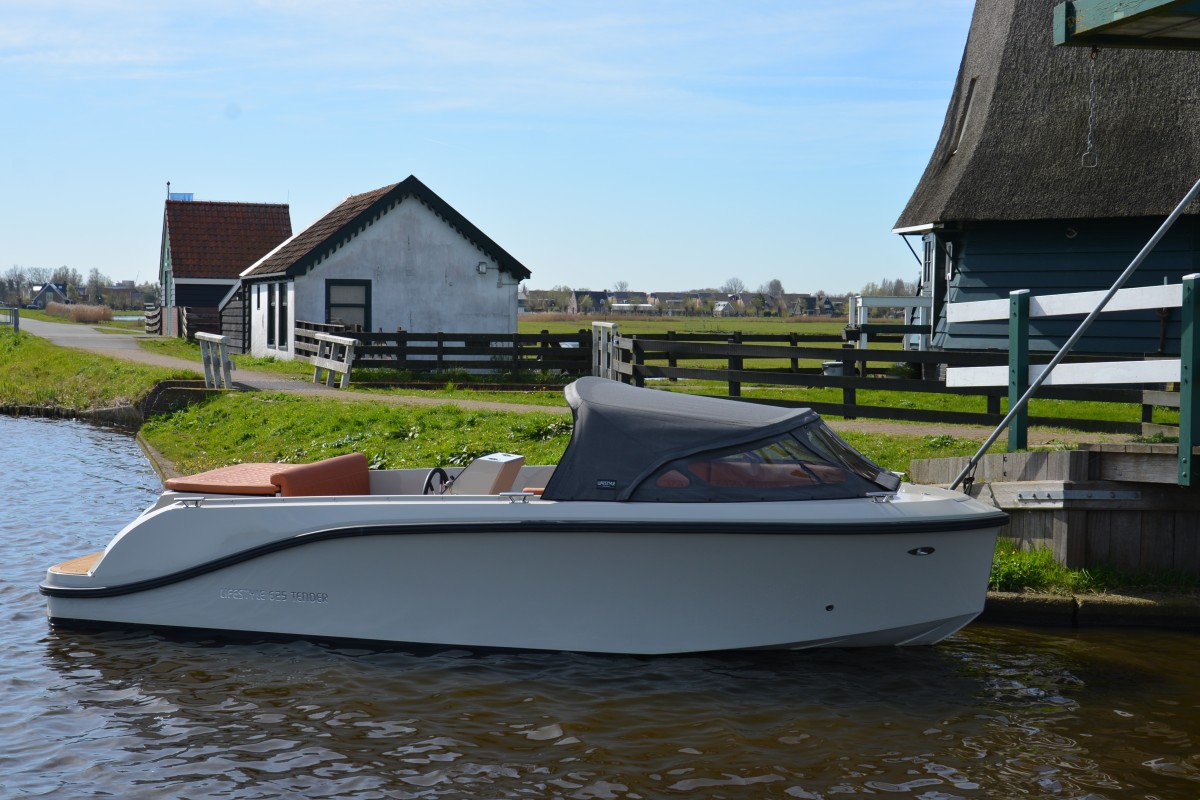 Lifestyle 625 Tender, boot afgemeerd bij huisjes