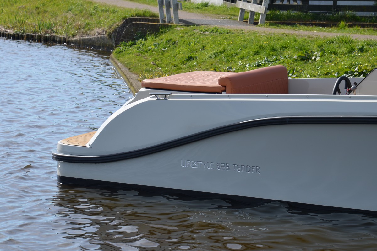 Lifestyle 625 Tender, boot afgemeerd bij oever