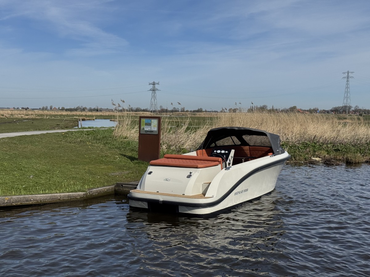 Lifestyle 625 Tender, boot afgemeerd bij oever