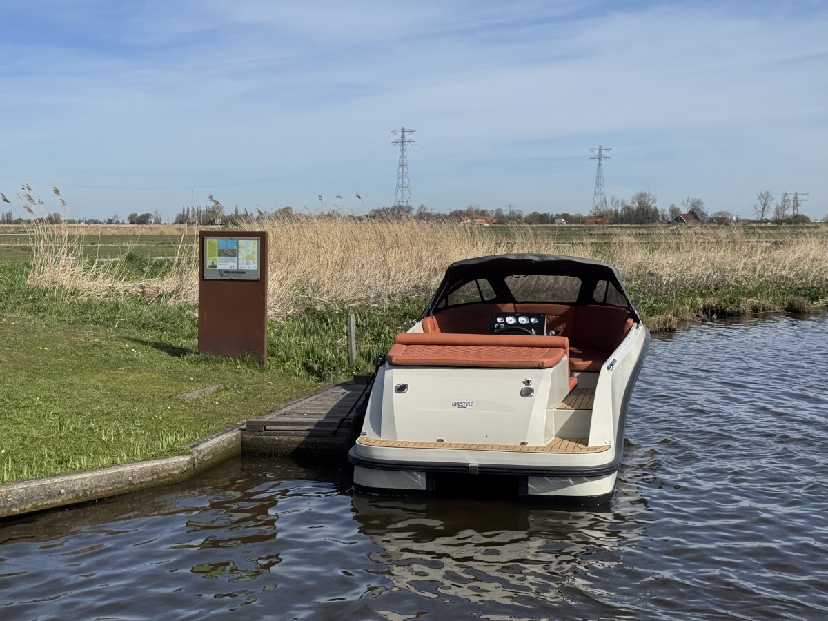 Lifestyle 625 Tender, boot afgemeerd bij steiger