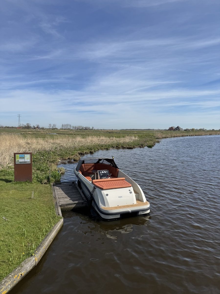 Lifestyle 625 Tender, boot afgemeerd bij steiger