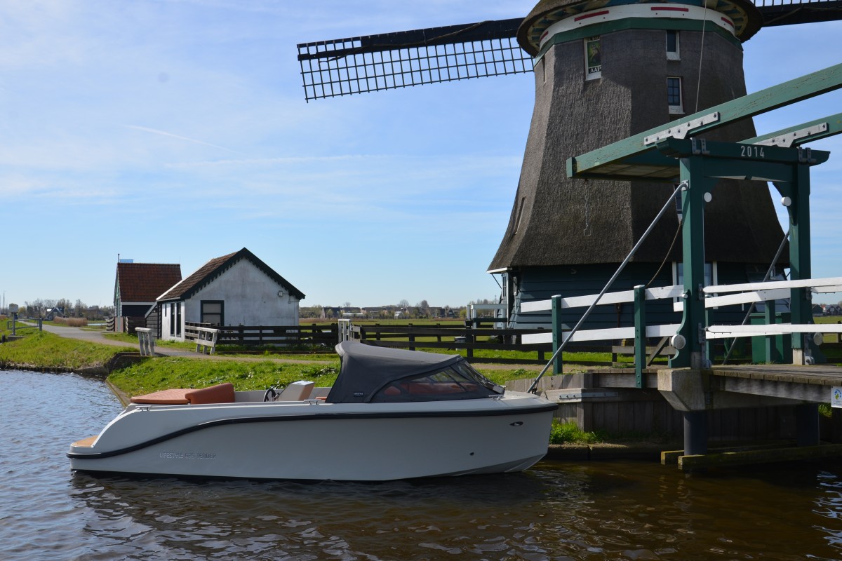 Lifestyle 625 Tender, boot afgemeerd bij windmolen