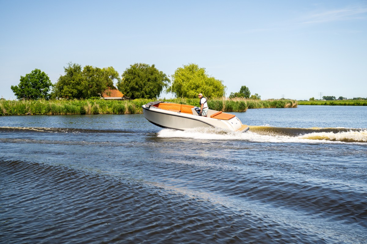 Lifestyle 625 Tender, boot varend op rivier
