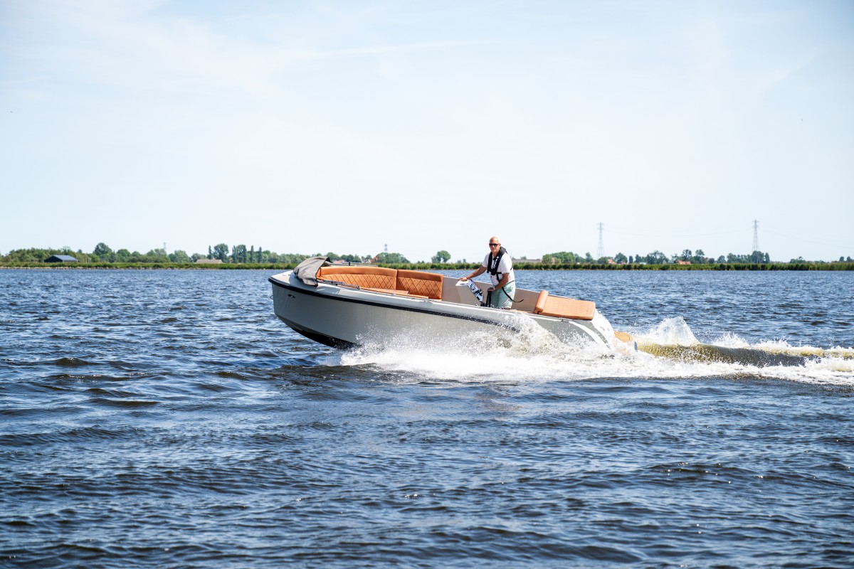 Lifestyle 625 Tender, boot varend op water