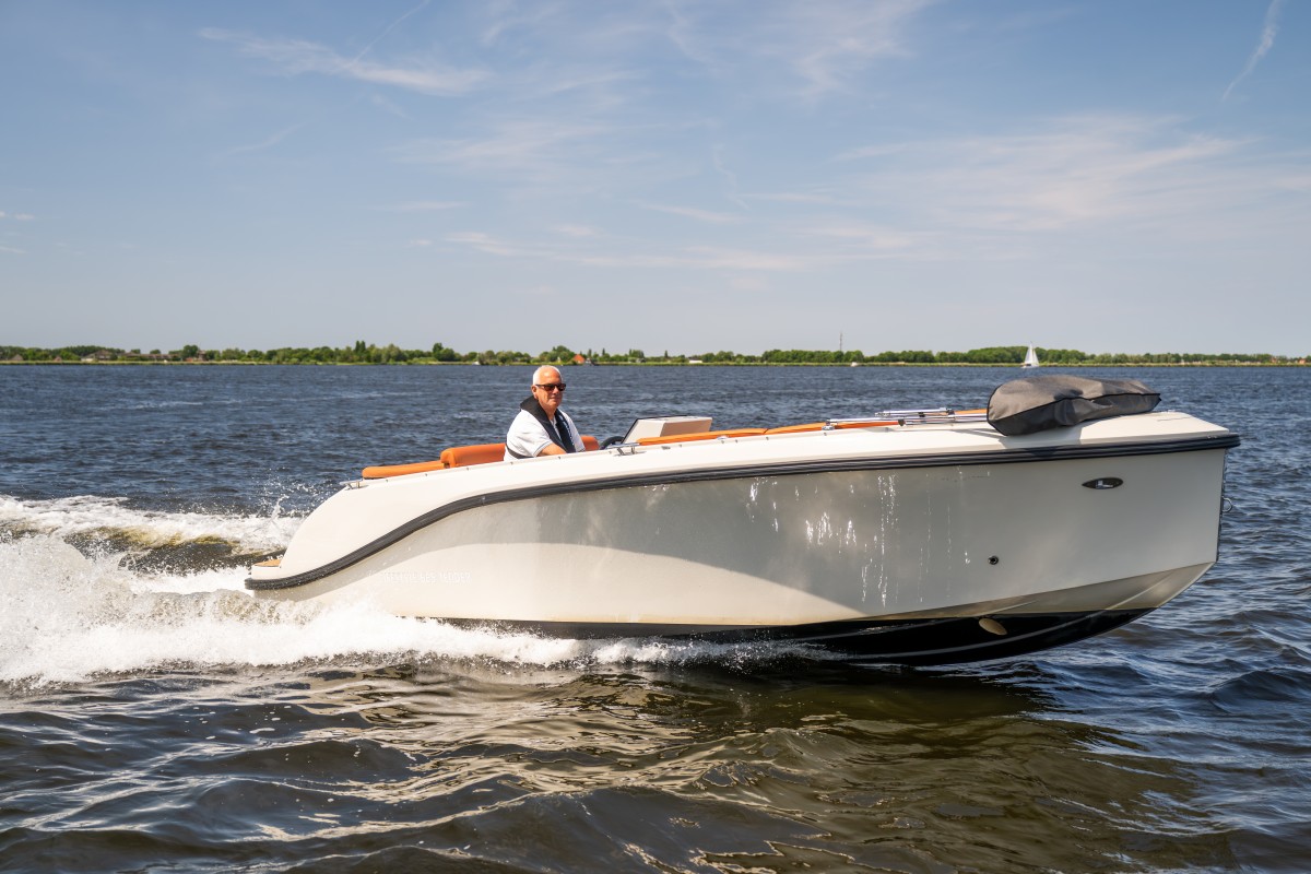 Lifestyle 625 Tender, boot varend op water