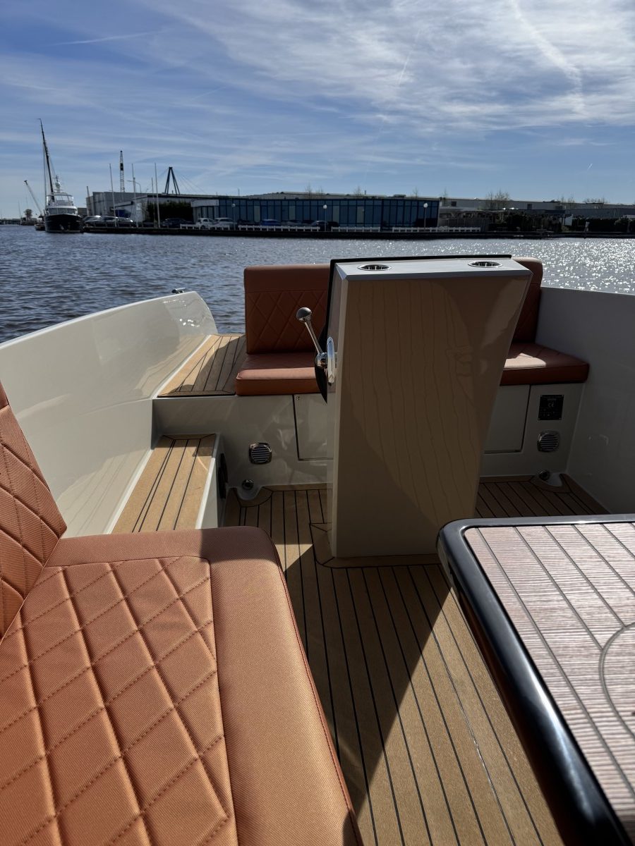 Lifestyle 625 Tender, cockpit met zitbanken en dashboard