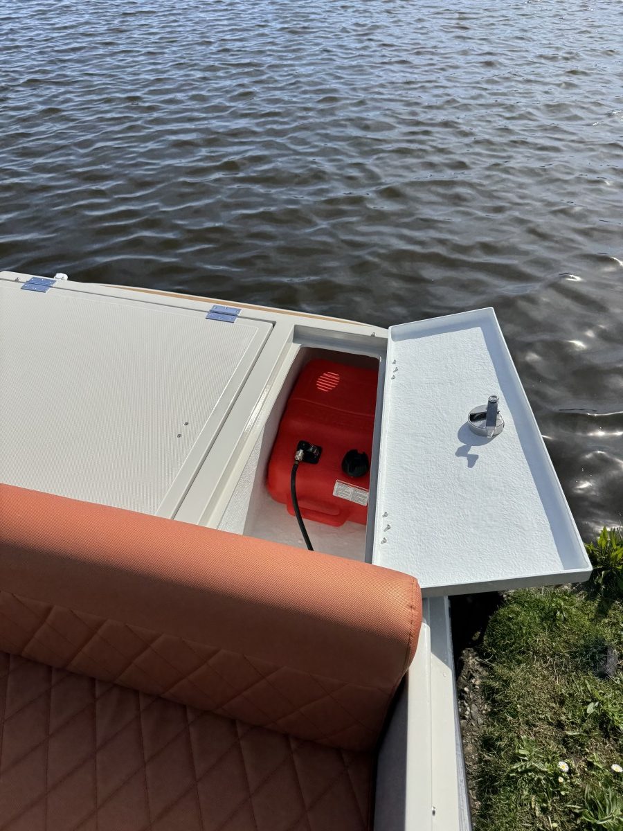 Lifestyle 625 Tender, opbergvak met brandstoftank open