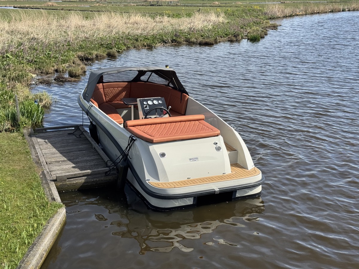 Lifestyle 625 Tender, sloep afgemeerd bij steiger