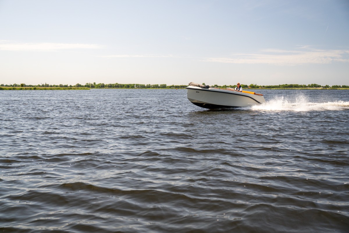 Lifestyle 625 Tender, speedboot varend op water