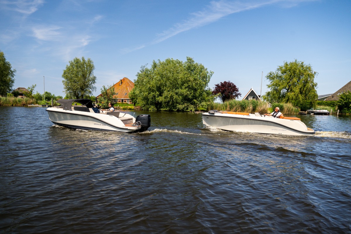 Lifestyle 625 Tender, twee boten varen op water