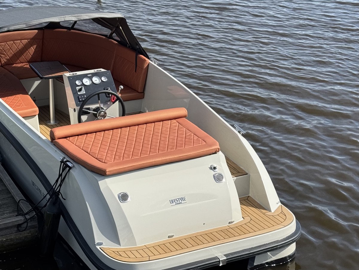 Lifestyle 625 Tender, cockpit met stuurstand en zitbanken