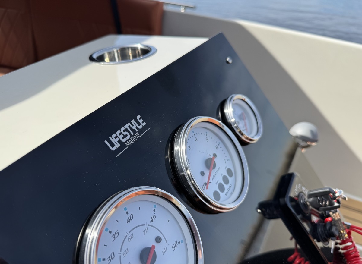 Lifestyle 625 Tender, dashboard met snelheidsmeters en toerenteller