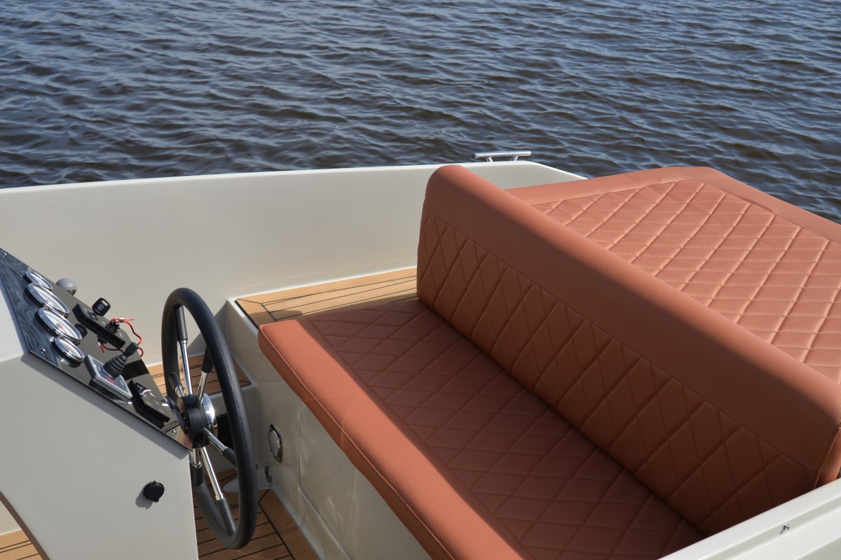 Lifestyle 625 Tender, stuurstand met zitbank aan boord
