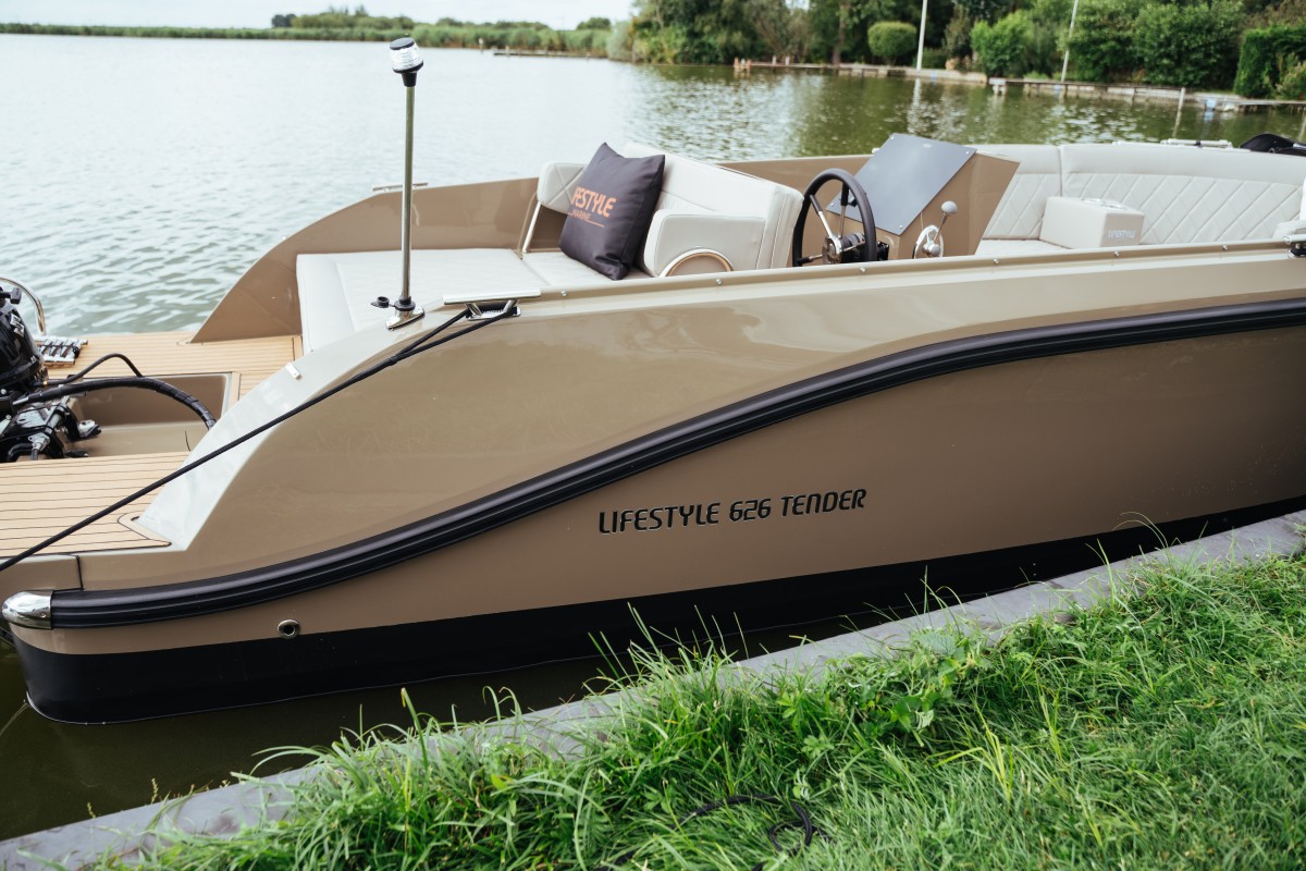 Lifestyle 626 Tender, boot afgemeerd aan kade