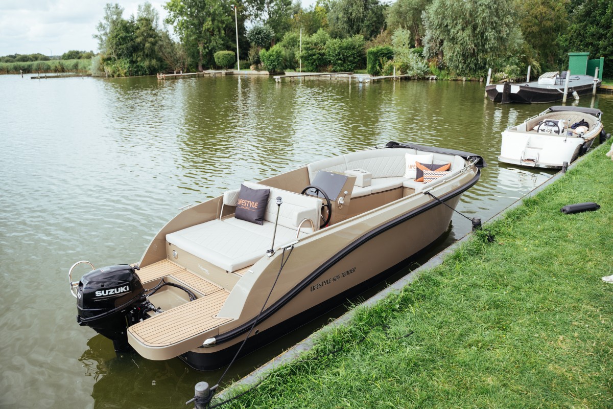 Lifestyle 626 Tender, boot afgemeerd aan kade