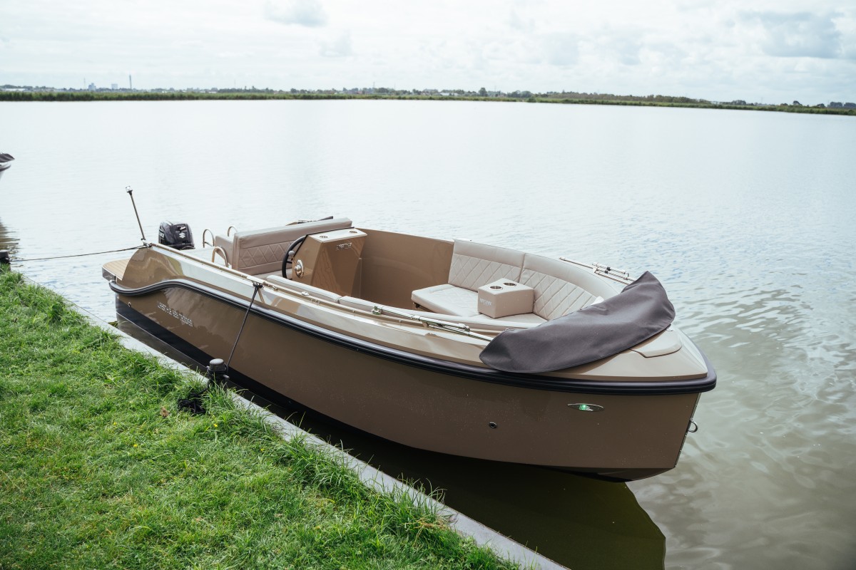 Lifestyle 626 Tender, boot afgemeerd aan kade
