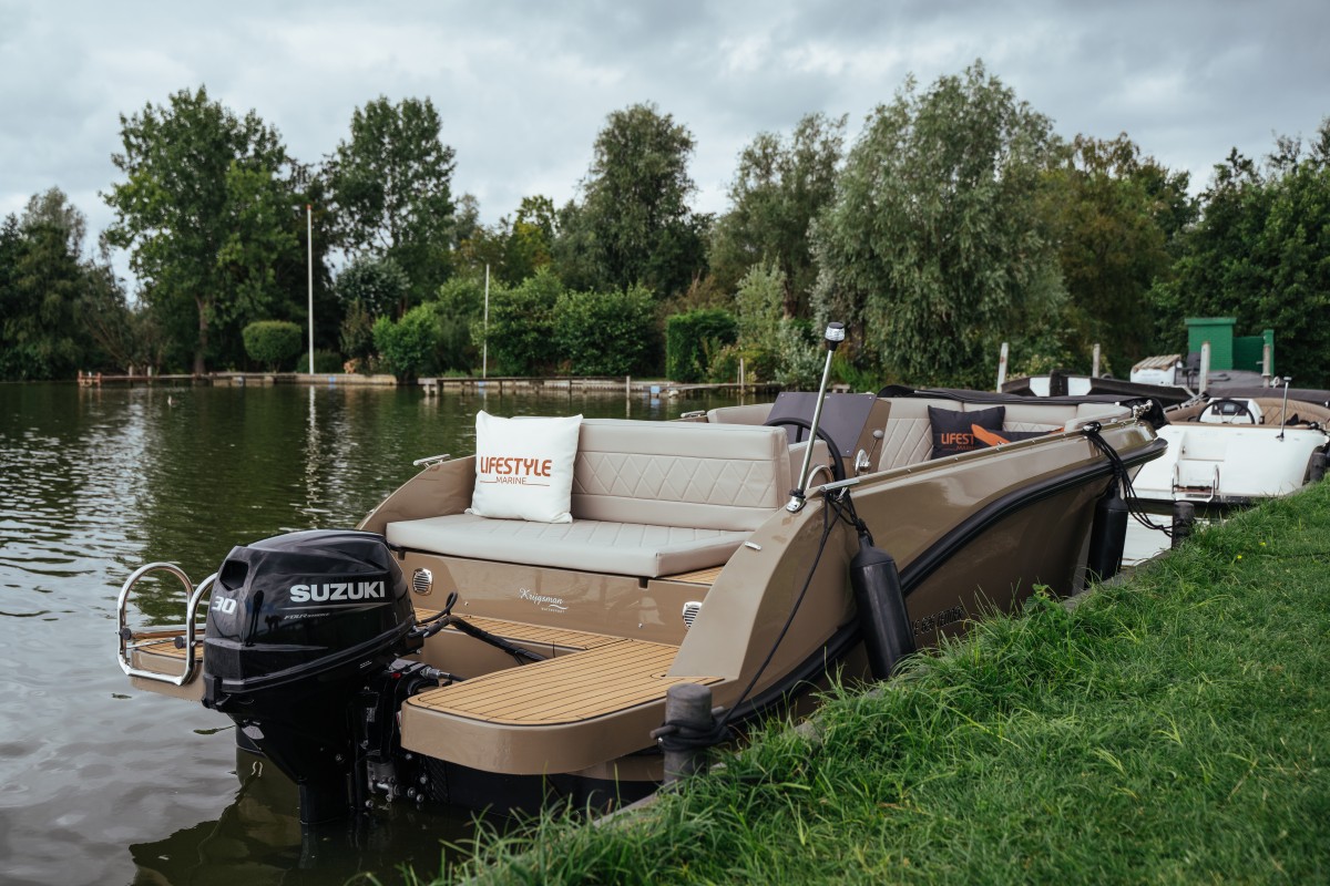 Lifestyle 626 Tender, boot afgemeerd aan oever