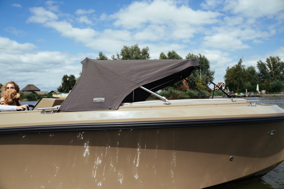 Lifestyle 626 Tender, boot met zonnetent varend