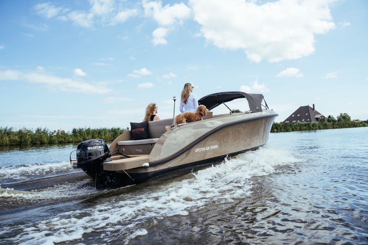 Lifestyle 626 Tender, boot varend met hond
