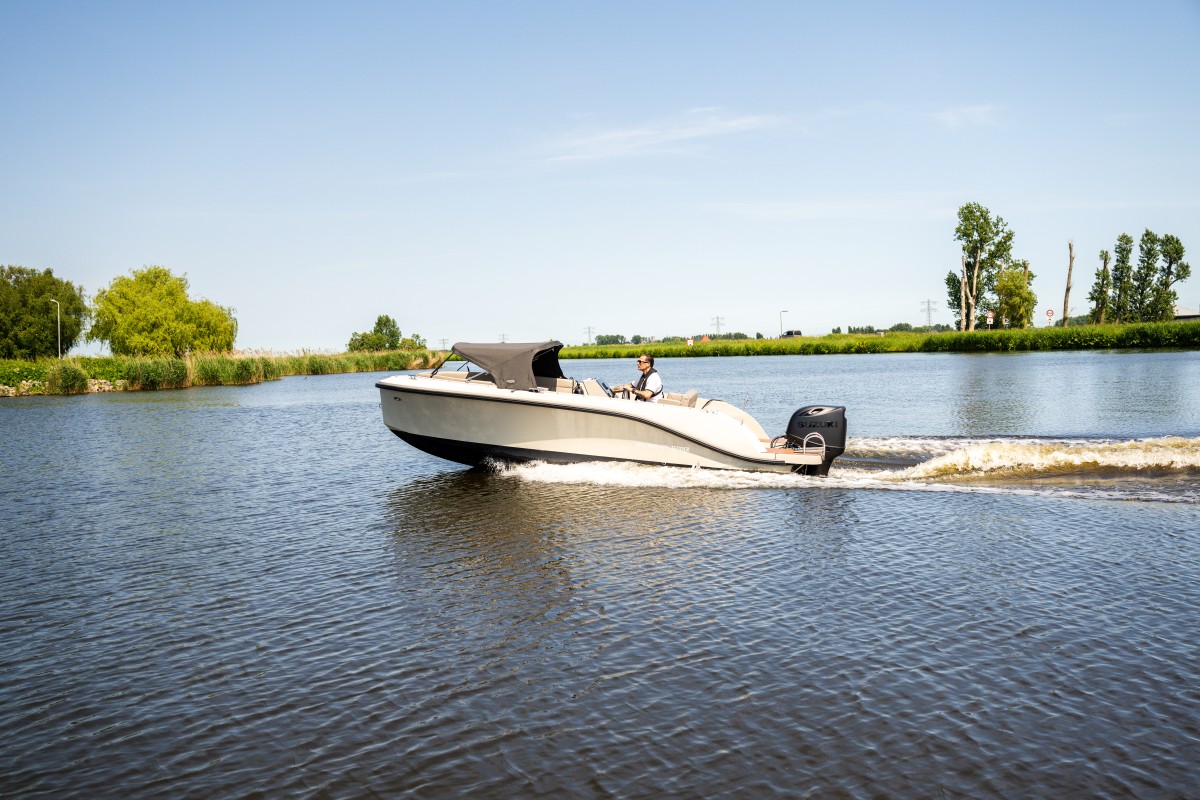 Lifestyle 626 Tender, boot varend op rivier