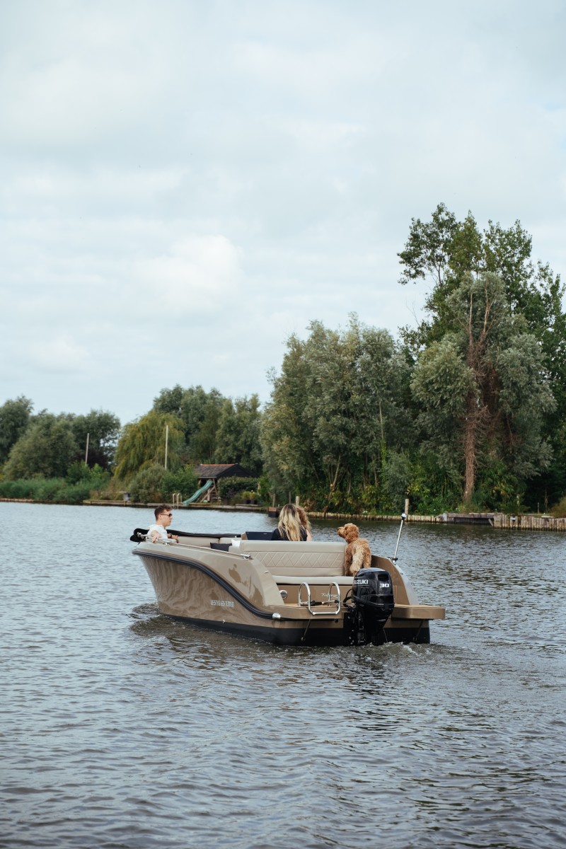 Lifestyle 626 Tender, boot varend op water met hond