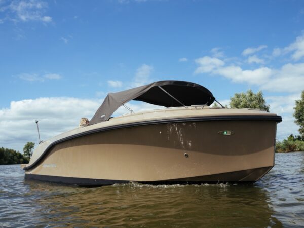 Lifestyle 626 Tender, boot varend op water