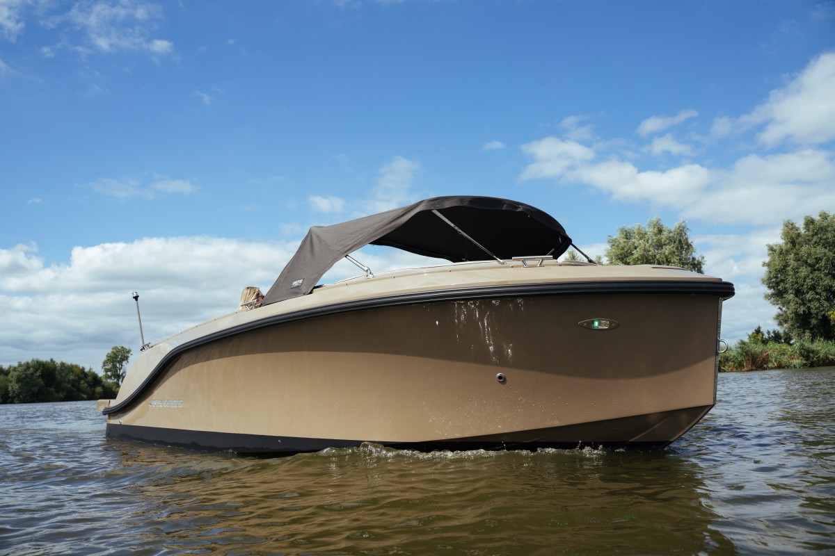 Lifestyle 626 Tender, boot varend op water